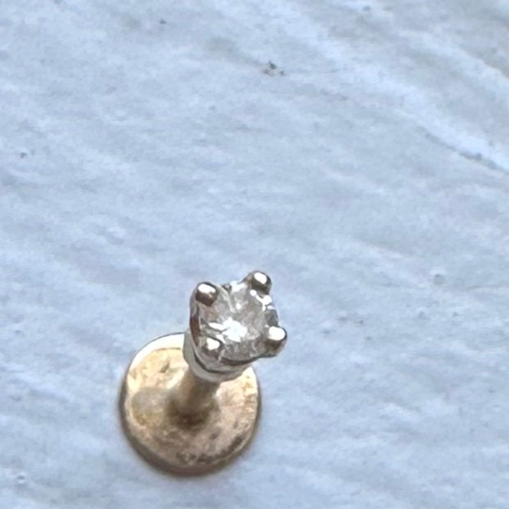 018 gauge diamond accent labret in solid 14K gold